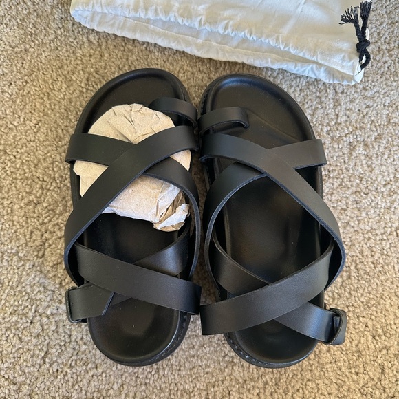 Liberté sustainable leather black sandals. Size 6 - Picture 2 of 6